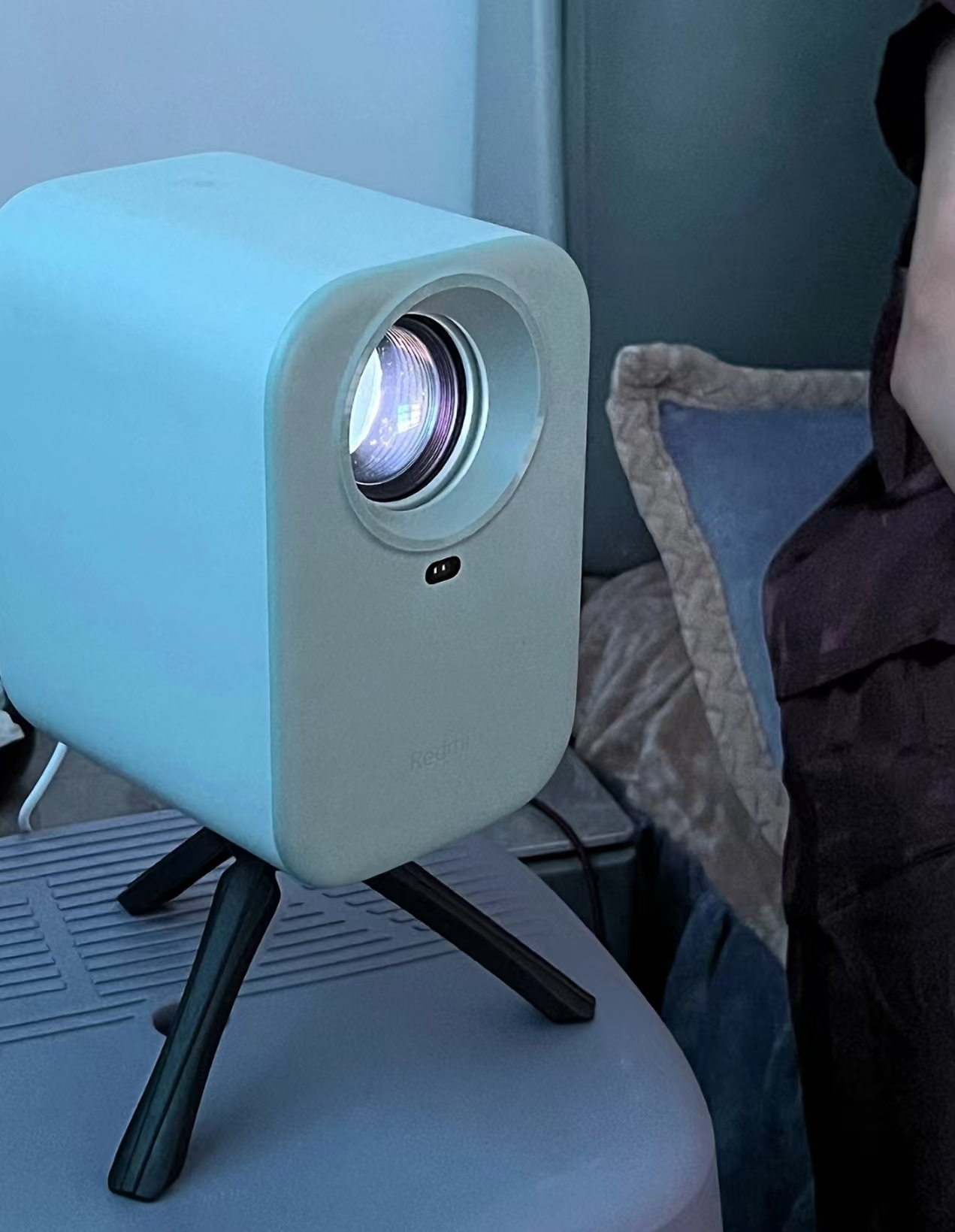 ����һ��������ǽ���������� ��ı���ݶ�����Χ�кݺ�����ס? С��ͶӰ��Redmi Lite�� ͶӰ�Ǽ��� ����