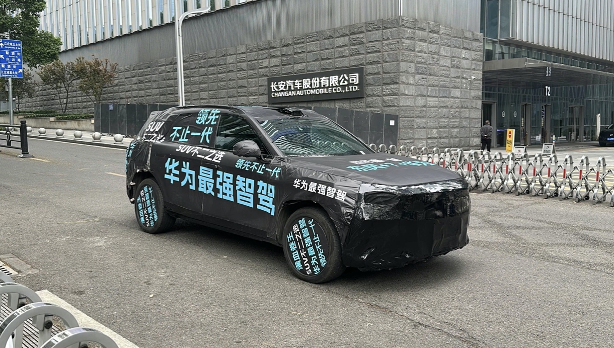 Ѷ硢ΪȺȫ³ࣺĥһ + Ȳֹһ֮ҡɹһ鶫硢ΪȺƳ׿ SUV αװƬ³ͬʱڶ硢Ϊ