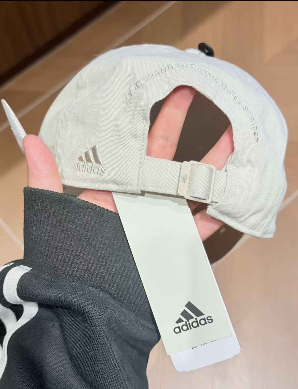 ����....���������Adidas�����ˡ� �����ˣ����ϴ�˹�������ñ��������һ��˲������Ϊʲô����ֶ���������ʷ��� adid