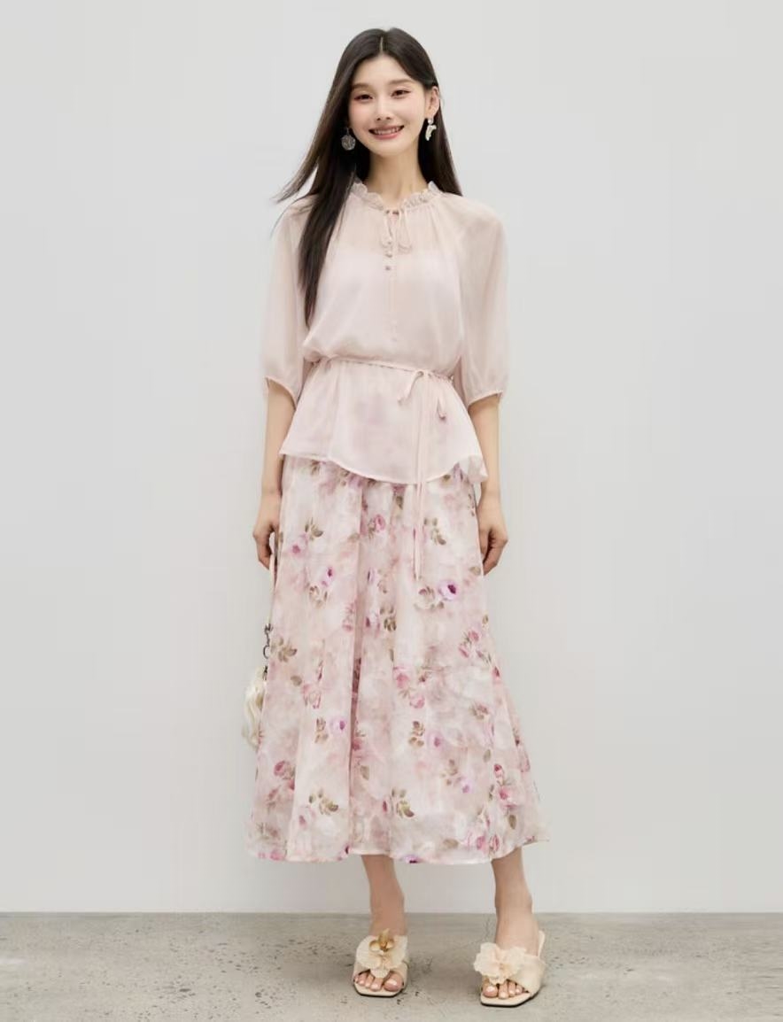 �����ޣ��̳�һǧ���ʸУ�����ֻҪ���ٶ� ��ˮ���ˣ�1996�굮���ں��ݵĹ���ŮװƷ�ƣ�Ʒ�������ԡ�ʫ����������Բԣ���¶Ϊ˪����ν���ˣ���ˮ
