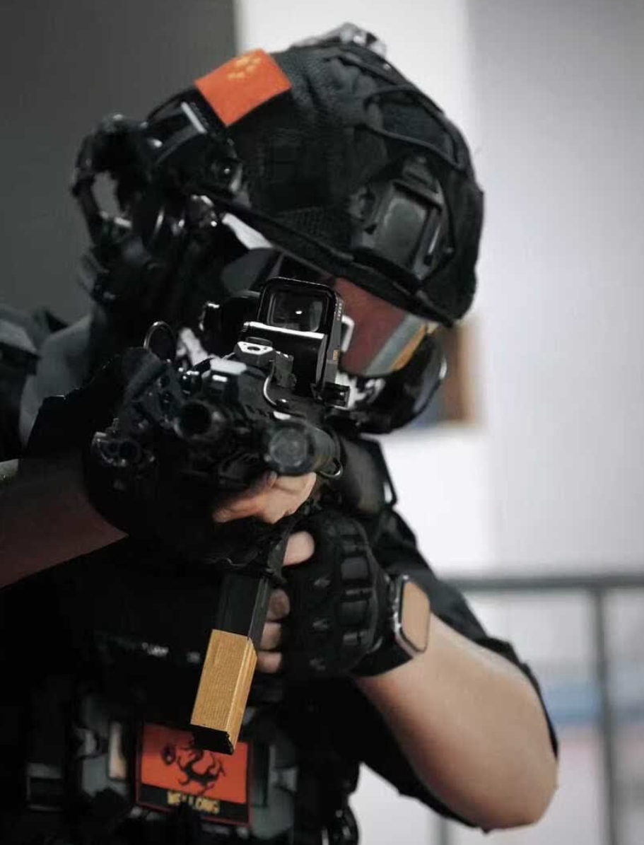 ����Ϣ������ͻȻ���˸����ֱ�������Ϣ���ھ�С������������ �����к��Ķ�����������������װ�Ĳ��ǰ���������ǹ���S����HK416��83cm����������������ģ�