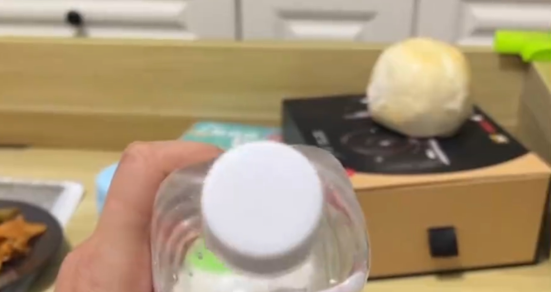 ������������ˮ��ڿ������ӿ� ������ƽ���������ͨ����������һ�䴿��ˮ������5ƿ�����쳣����������12 ƿˮƿ���������ۣ�������